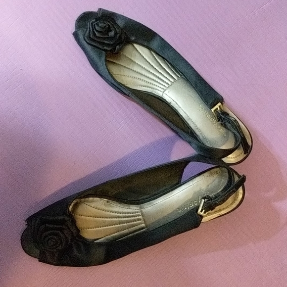Black heel with rose - Picture 2 of 3
